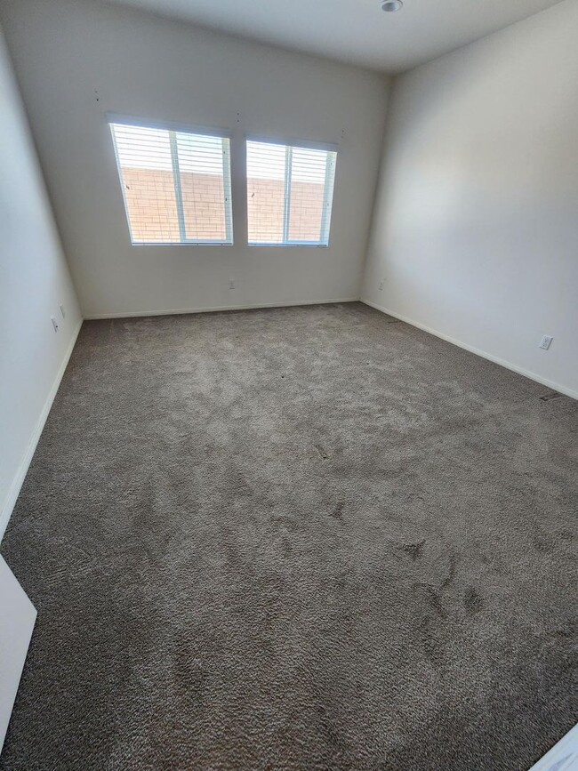 Building Photo - Newer 4 Bed / 3 bath Home MOVE-IN NOW SPECIAL!