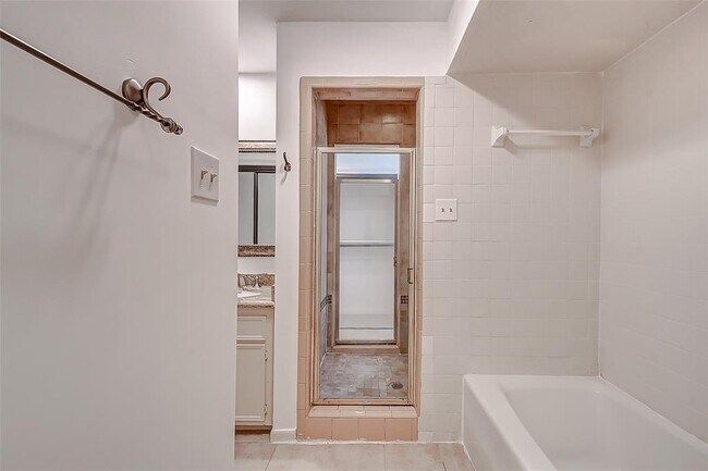 Building Photo - 201 Vanderpool Ln