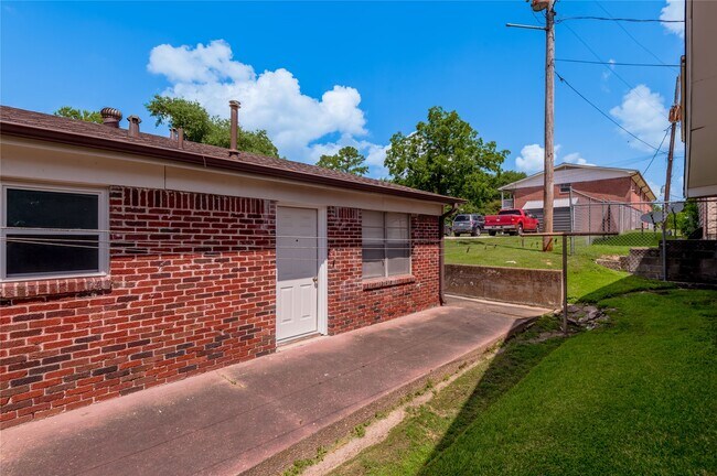 Building Photo - 2125 Avenue N