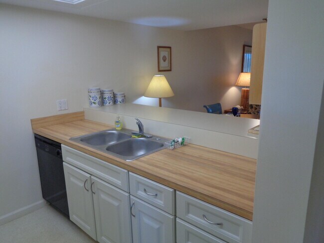 Building Photo - 5527 NE Gulfstream Way