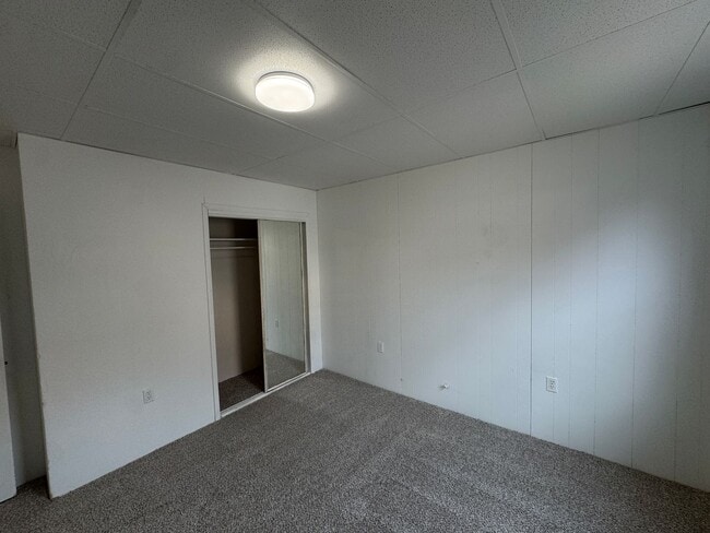 Building Photo - AVAILABLE NOW!! 5 BED 1 BATH SINGLE FAMILY HOME!