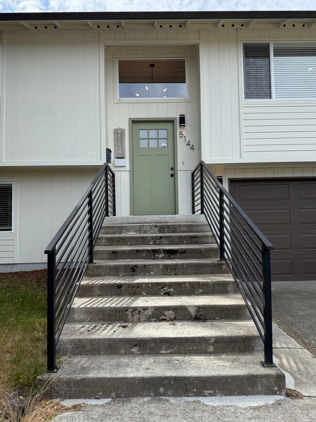 Building Photo - Renovated Ruston Home w/ Water View