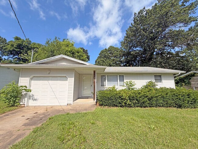 Building Photo - Great Location - 3 bedroom home available!