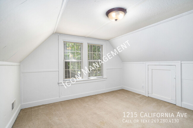 Building Photo - Don't Miss Out on this charming off campus...