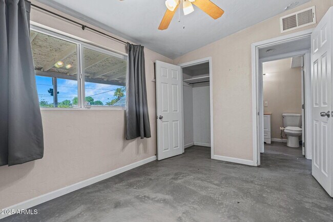 Building Photo - 1120 E Mission Ln