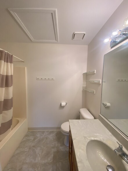 Bathroom2View1 - 295 Woodridge Cir