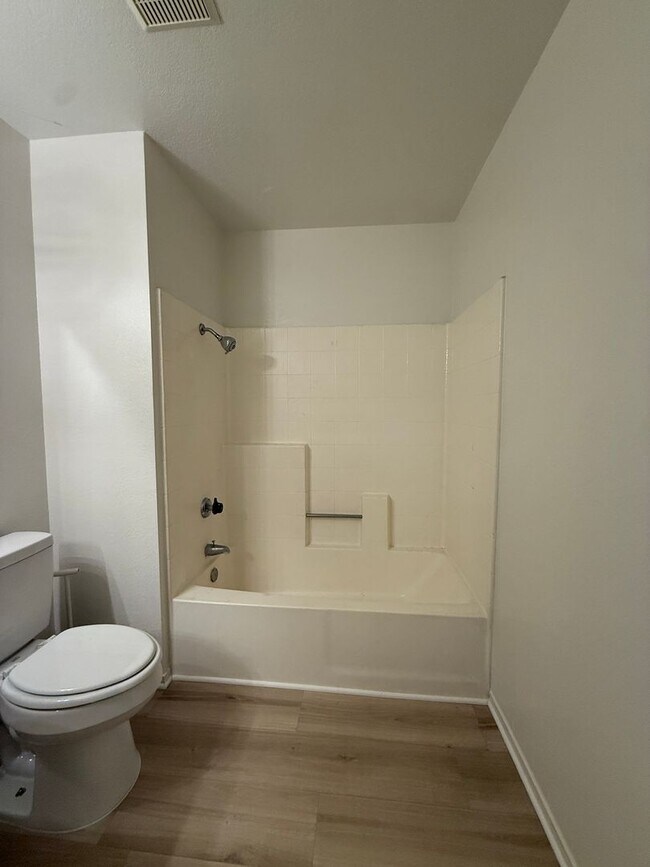 Building Photo - Centrally Located Las Palmas Upstairs Cond...