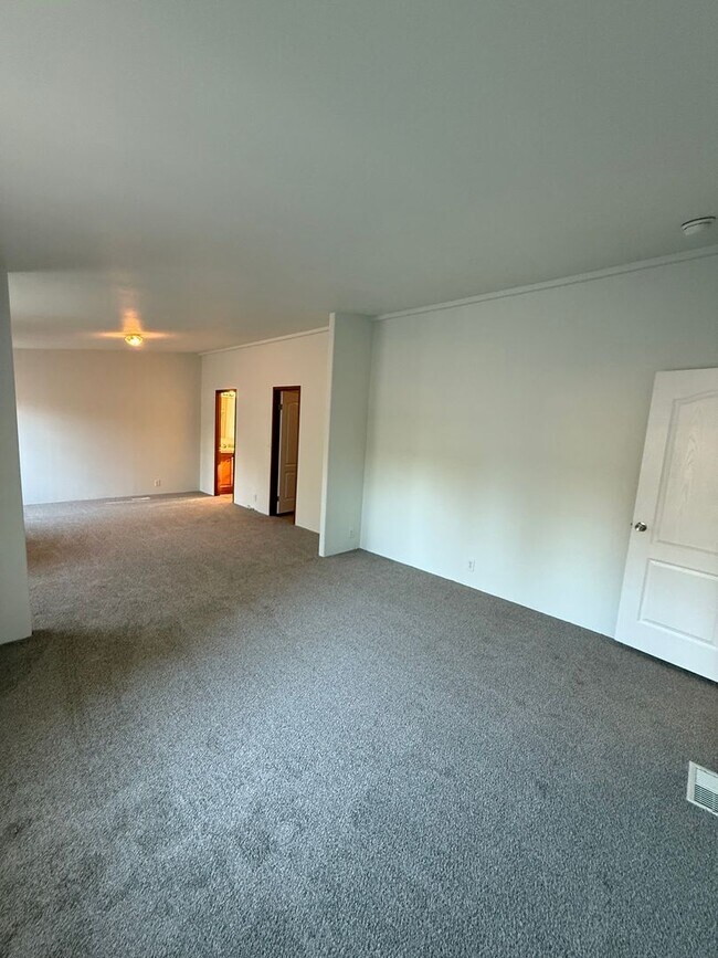 Building Photo - SPIRIT LAKE HOME (P#440)