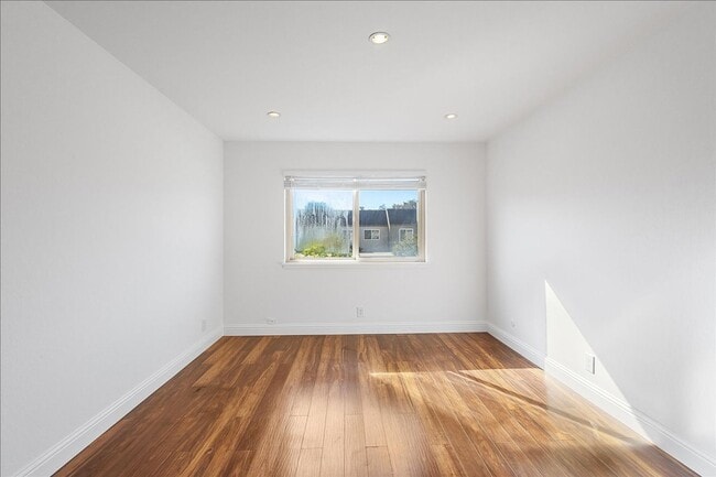 Building Photo - 3031 Flora Vista