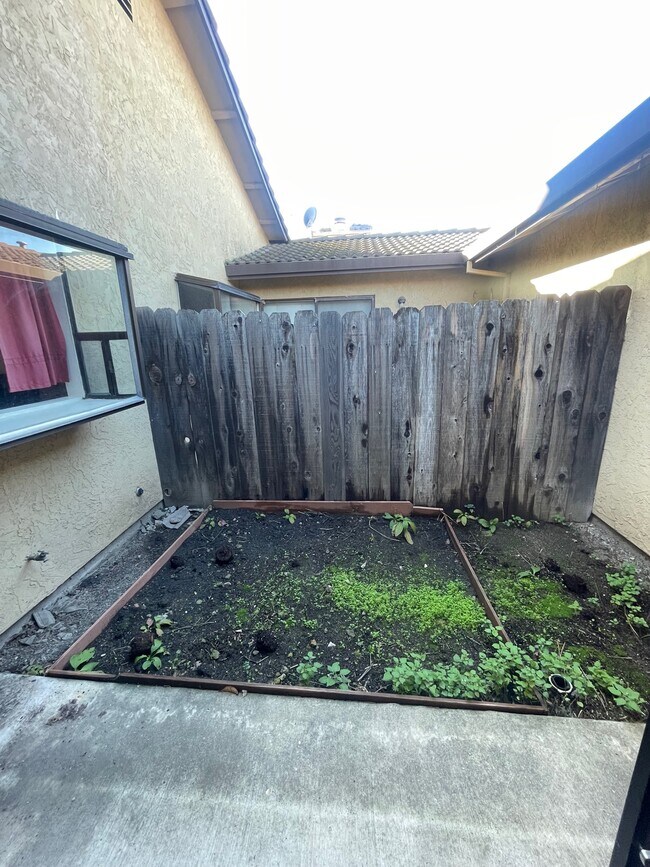 Building Photo - 8744 Fox Creek Dr