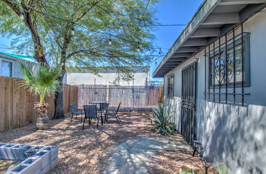 Building Photo - 328 N 12th St