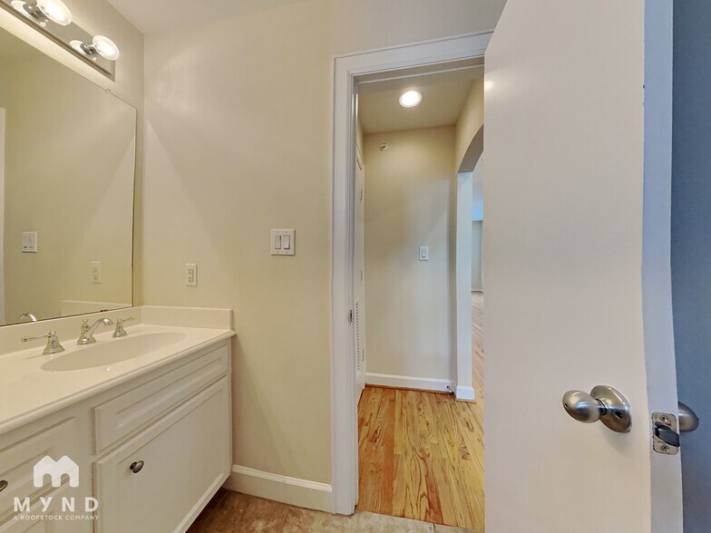 Building Photo - 648 Westcross St