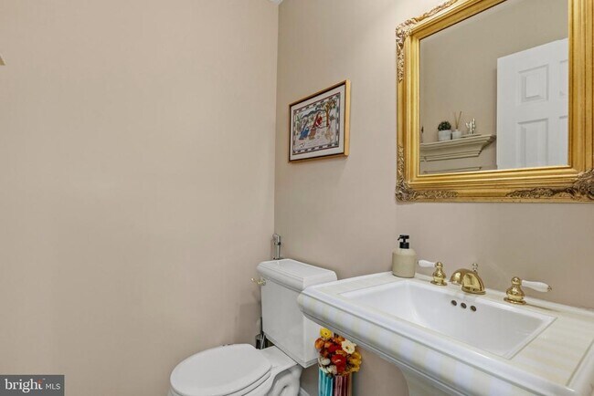 Building Photo - 8715 Shadowlake Way