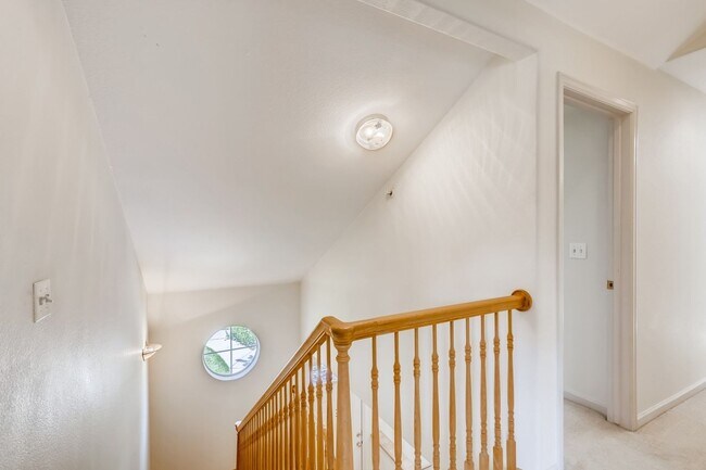 Building Photo - 1 MONTH FREE! Spacious & Light Filled 2-Be...