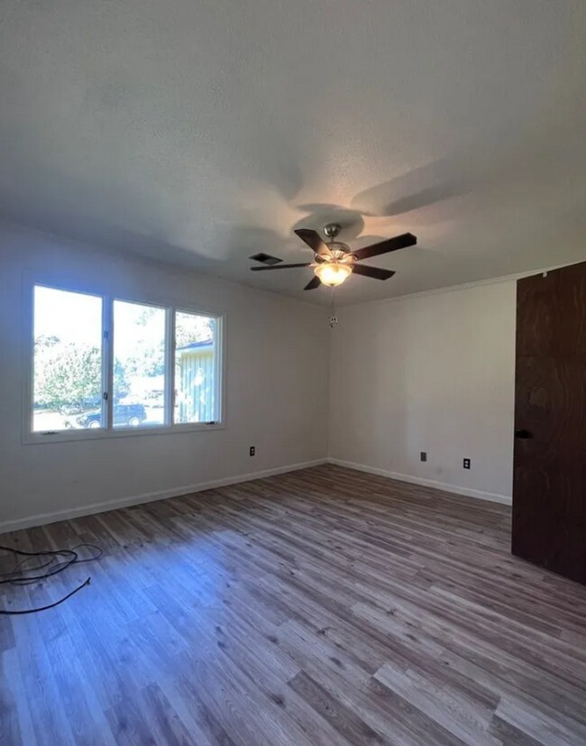 Building Photo - 4 Bedroom, 2 Bath Opelika Rental