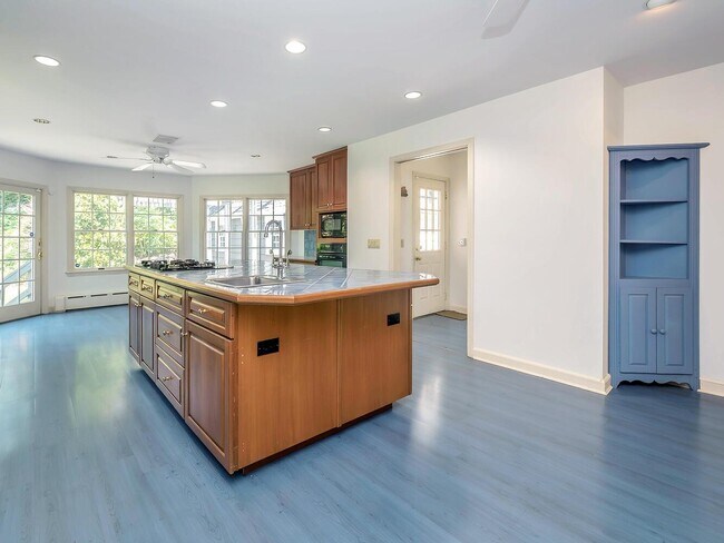 Building Photo - 221 Manhasset Ave