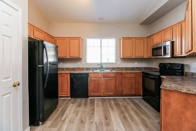 Building Photo - 8723 E Fox St