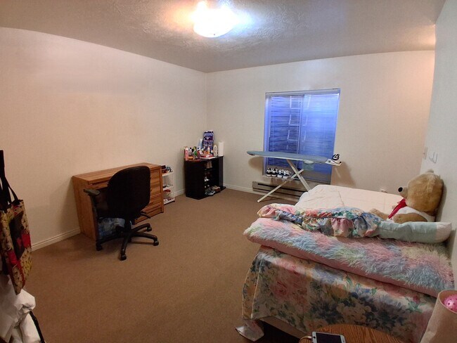 Building Photo - 565 N 300 E