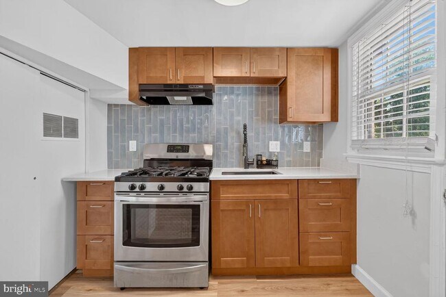 Building Photo - 2437 Iverson St