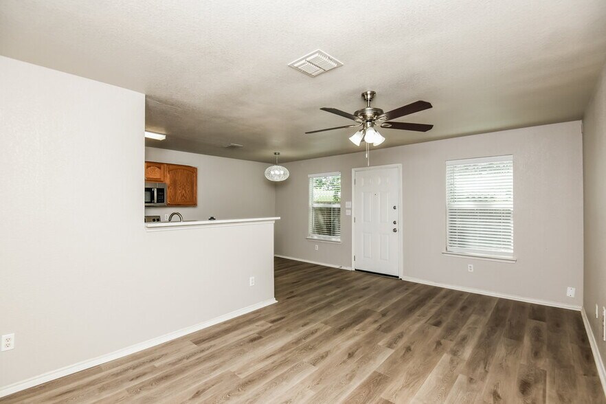 Building Photo - 1528 Pine Ln