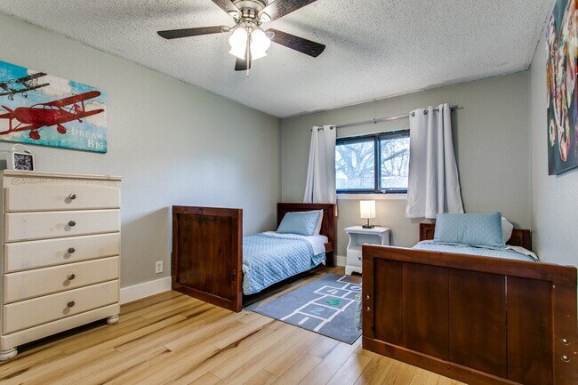 Building Photo - "Charming 3-Bedroom Haven with Cozy Fireplace in San Antonio – 1570 Sq Ft of Comfort!"