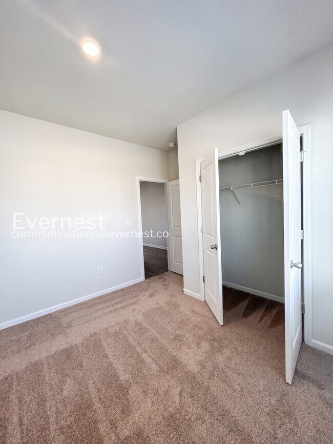 Building Photo - 2 Bed/2 Bath Home with Attached Garage / Pet-Friendly / Vouchers Accepted / Coming Soon!