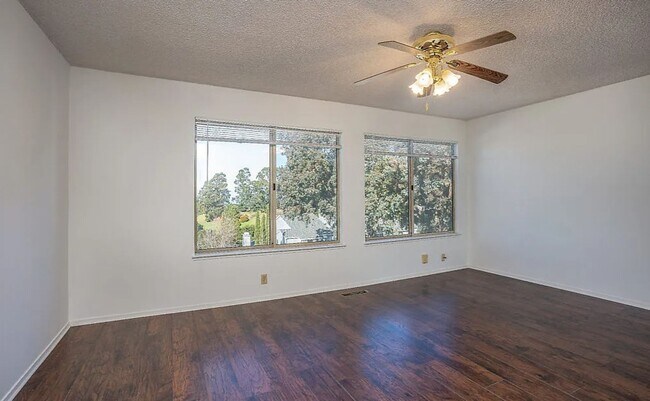 Building Photo - 620 Primrose Terrace