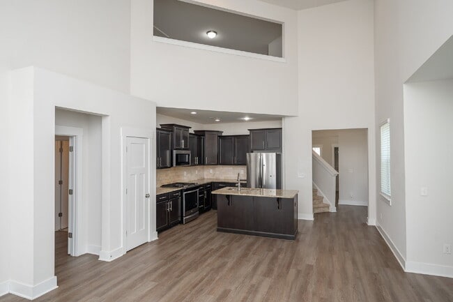 Building Photo - Modern 3BR/2.5BA Townhome with Main-Level Suite and Loft, located in a Prime Taylors Location!