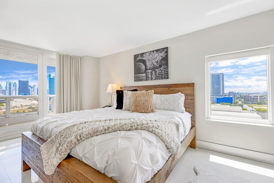 Building Photo - 1717 N Bayshore Dr