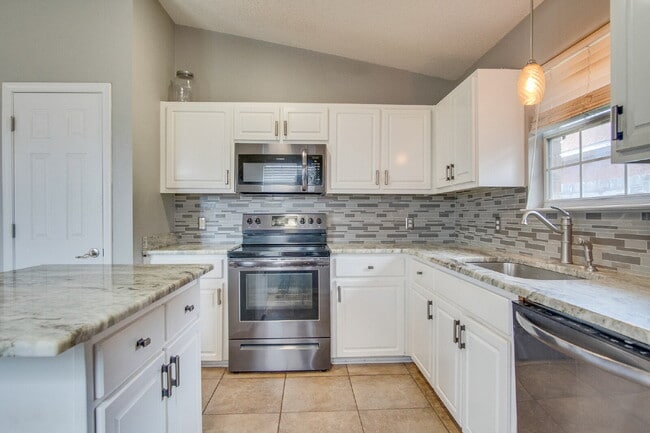 Building Photo - Available now – 3BR/2BA Patio Home with Fi...