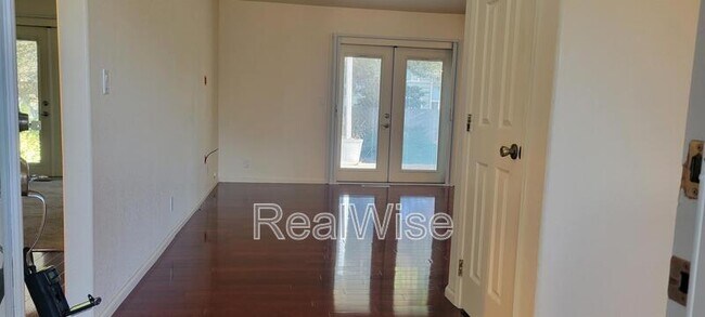 Building Photo - 1267 SW Ironwood Dr