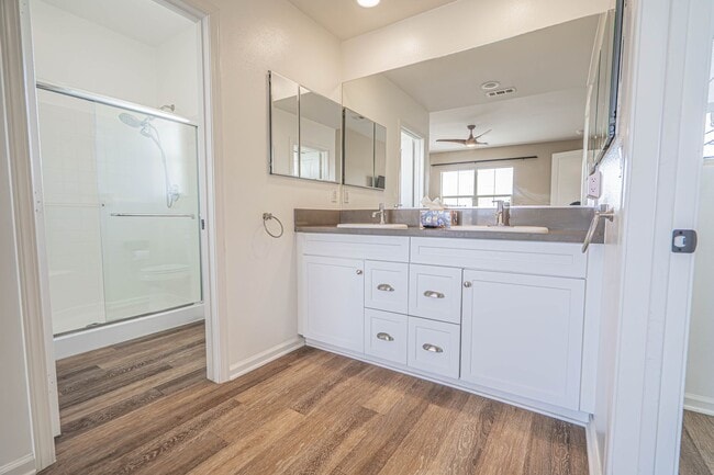 Building Photo - Unique 4-Bedroom, 3-story Live/Work Townhouse in the lushly landscaped Villa Metro Community!