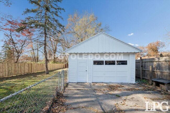 Building Photo - 5455 Douglas Rd