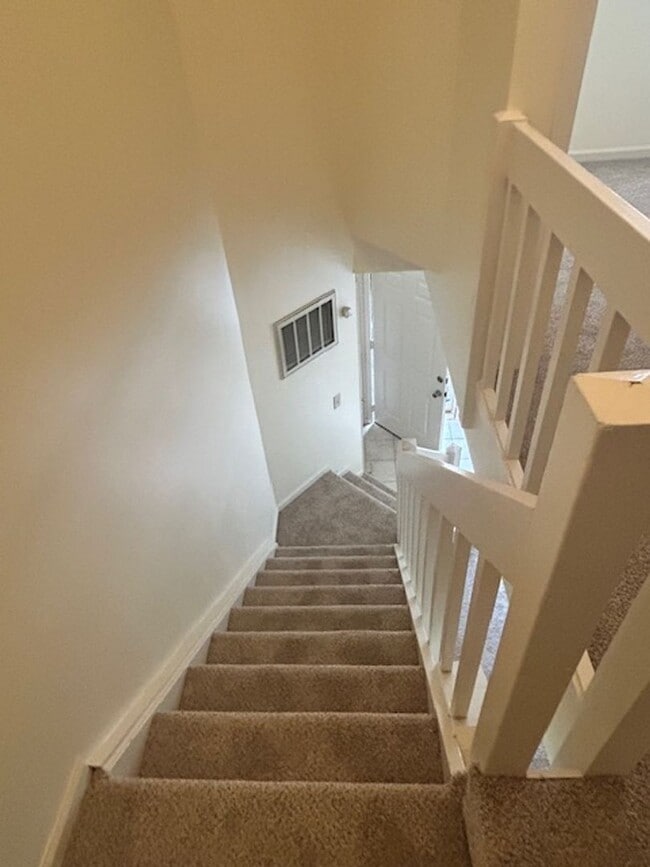 Building Photo - Coming Soon! 2 Bedroom Townhome!