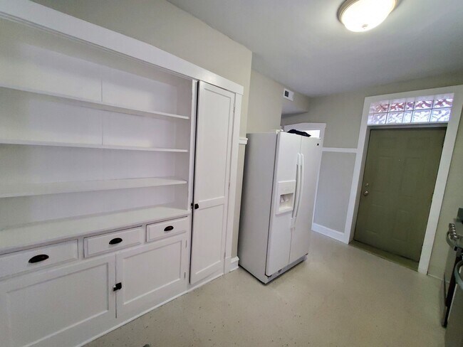 Building Photo - 6327 N Oakley Ave