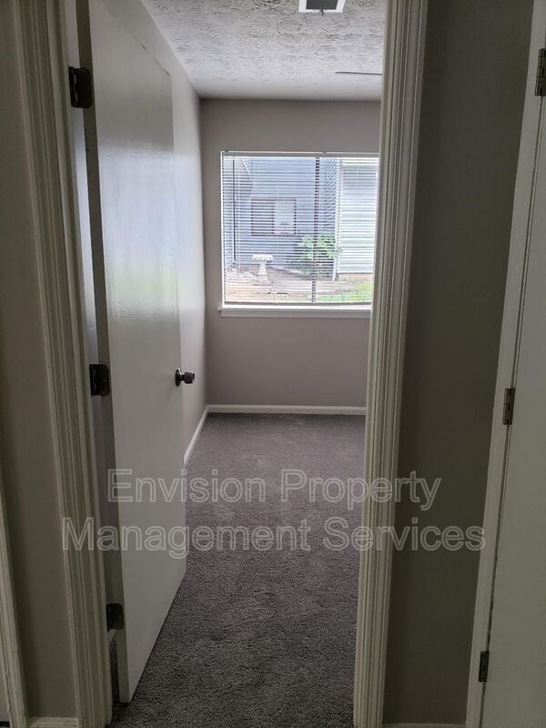 Building Photo - 8577 Pineview Ln