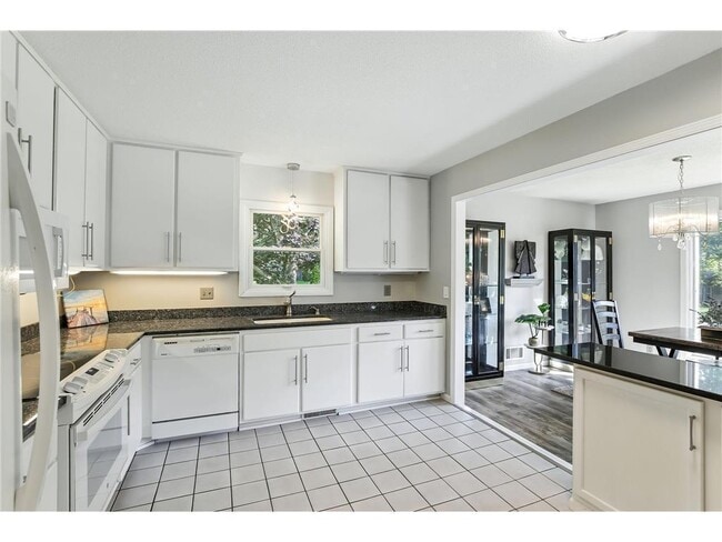 Building Photo - 455 Black Oaks Ln N