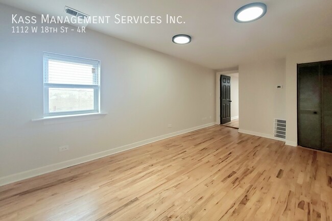 Building Photo - 1112 W 18th St