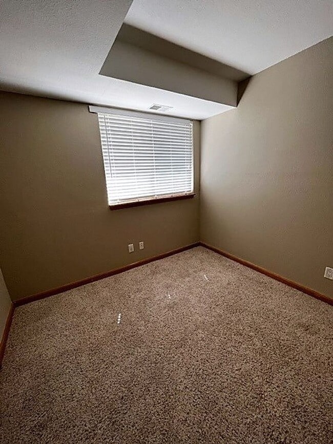 Building Photo - 592 Meadow Wood Cir