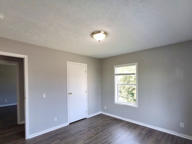 Building Photo - 4 Bed / 2 Full Bath House on a Quiet Dead-End Street — Attached Garage, Central A/C, W/D Hookups ...