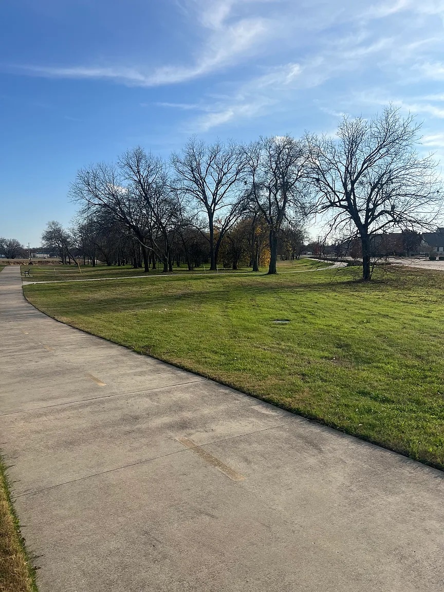 Building Photo - Room in House on Jones Dr