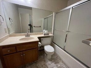 Building Photo - Single story condo located in Cedarbrook's Gated Community!