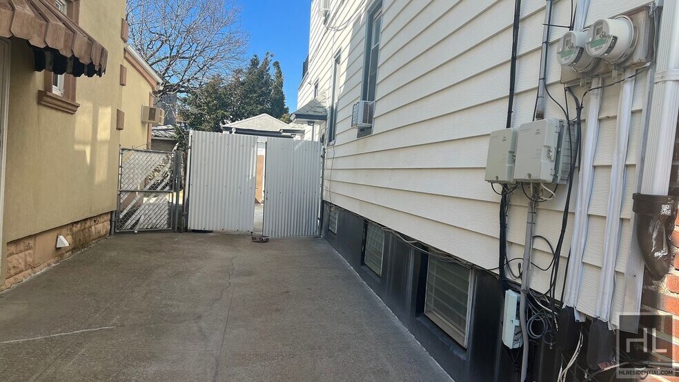 Building Photo - 1800 E 52nd St