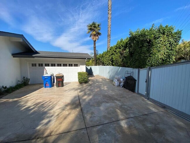 Building Photo - 16636 Calneva Dr