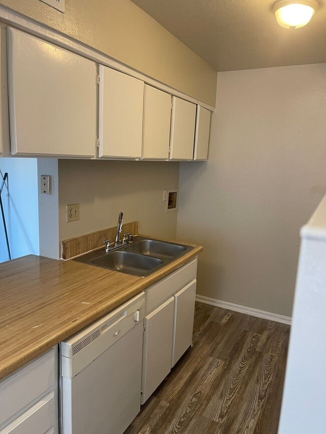 Building Photo - 2 bedroom 1 bath