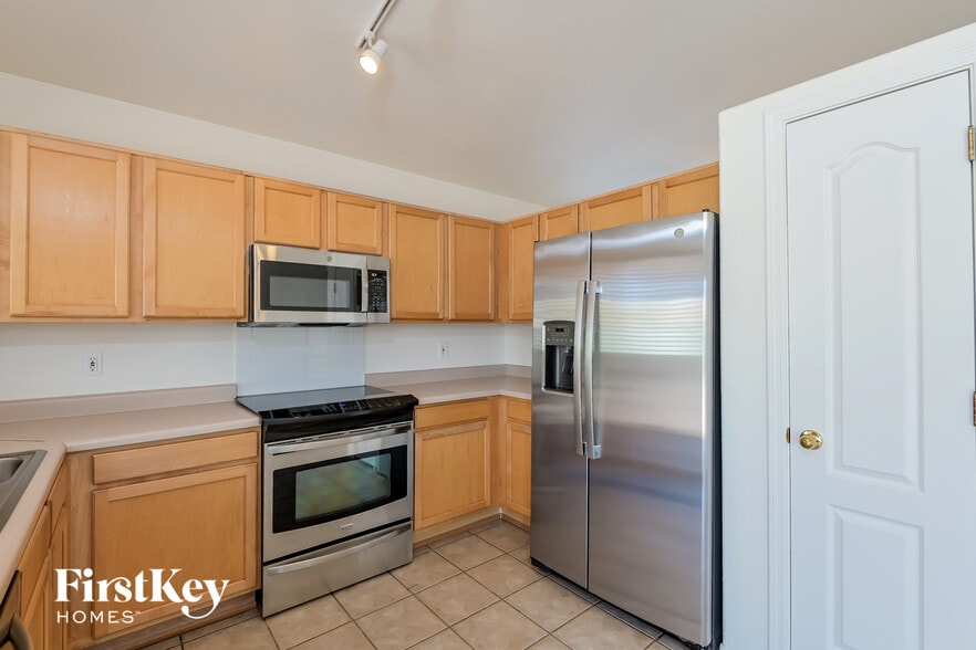Building Photo - 3114 S Vaughn Dr