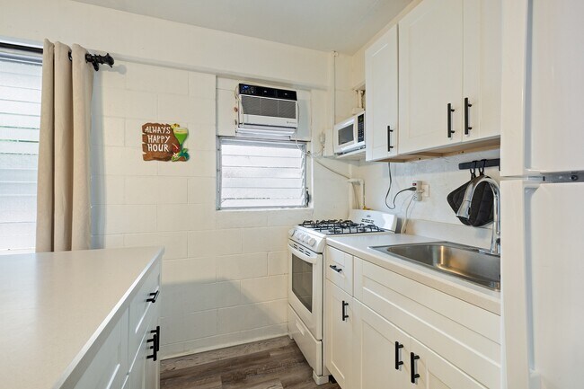 Building Photo - Fully Furnished Studio, 1 Bathroom. NO par...