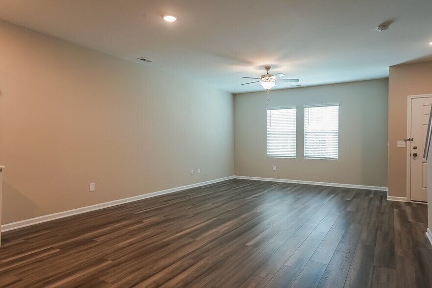 Building Photo - 547 Landing View Dr