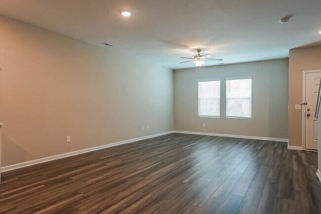 Building Photo - 547 Landing View Dr