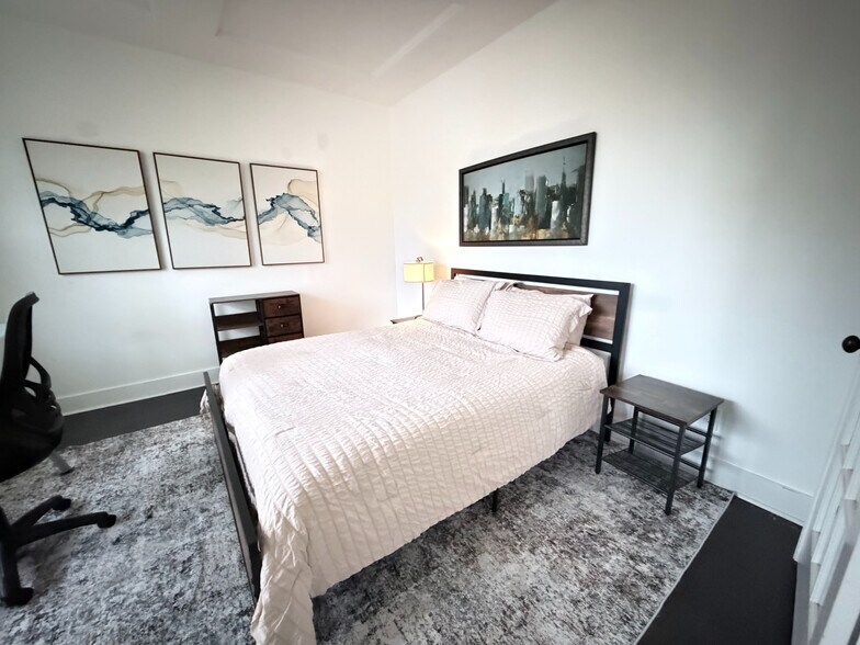 Building Photo - Room in House on Double Oaks Rd